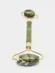 Зеленый роликовый массажер для лица
