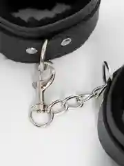 Наручники меховые для БДСМ-игр из искусственной кожи