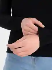 Черный пуловер женский, облегающий, с круглым вырезом