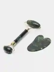 Зеленый подарочный набор: массажный роллер и скребок гуаша