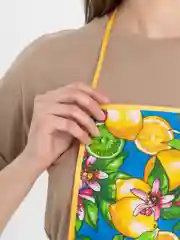 Желтый фартук кухонный