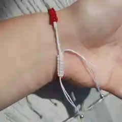 Алый плетеный браслет