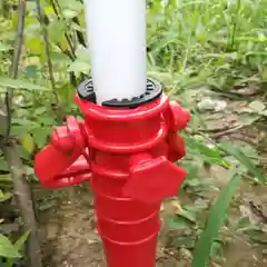 Красный держатель для пляжного зонта