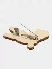 Белый значок деревянный "Собачка"