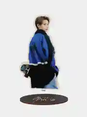 Бордовый фигурка k-pop  Stray kids из дерева