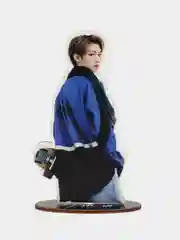 Бордовый фигурка k-pop  Stray kids из дерева