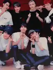 Белый фигурка k-pop  Stray kids из дерева
