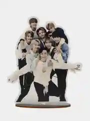 Желтый фигурка k-pop  Stray kids из дерева