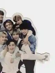 Желтый фигурка k-pop  Stray kids из дерева