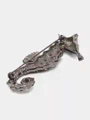 Угольный брошь