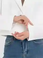 Белый пиджак укороченный, черный