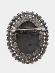 Серый брошь