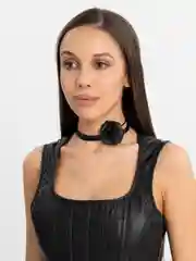 Черный атласной чокер на шею с розой, цветком