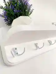 Белый ключница с полкой из дерева