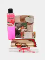 Коралловый подарочный женский набор: шейный платок 50х50, гель для душа, платок, открытка