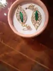 Женские серьги с зеленым камнем