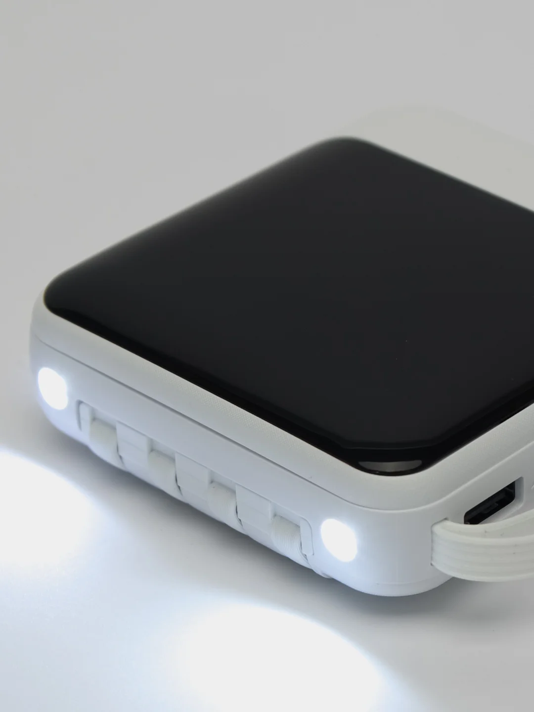 Белый powerbank со встроенными кабелями, Lightning, Type-C, фонарик, 20000 mAh