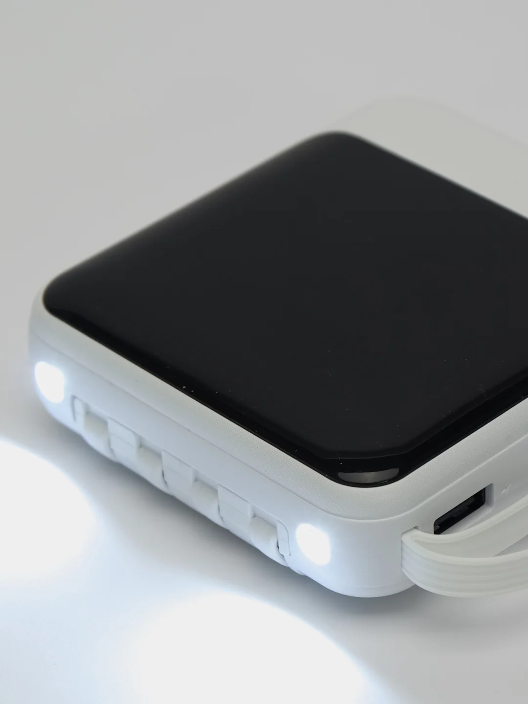 Белый powerbank со встроенными кабелями, Lightning, Type-C, фонарик, 20000 mAh