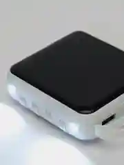 Белый powerbank со встроенными кабелями, Lightning, Type-C, фонарик, 20000 mAh
