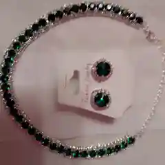 Набор украшений из ожерелья и серег