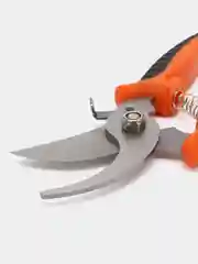 Зеленый секатор садовый универсальный
