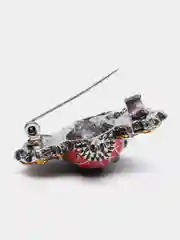 Серый брошь