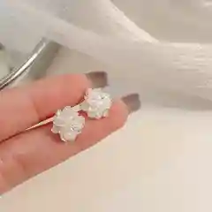 Серьги пусеты с белыми цветами, женские сережки-гвоздики