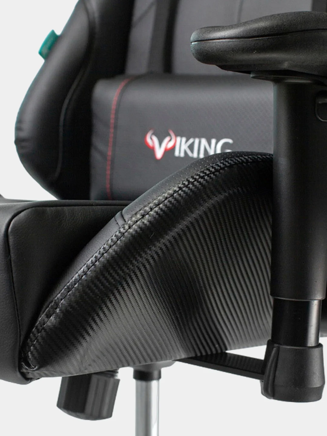 Черный кресло компьютерное игровое "Бюрократ" Zombie Viking 5 Aero