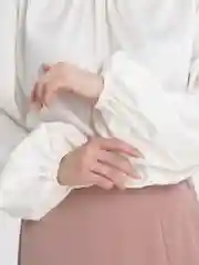 Белый топ атласный с длинными пышными рукавами фонариками