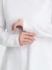 Серебряный лонгслив женский, с разрезом