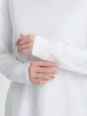 Серый металлик лонгслив женский, с разрезом