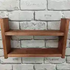Черный полка настенная деревянная