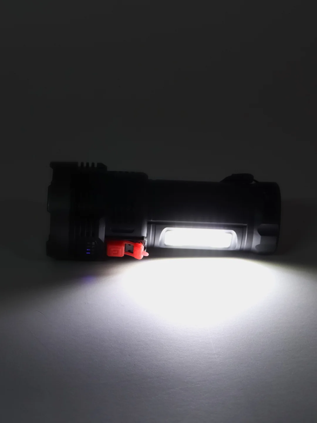 Фонарь светодиондный, фонарь ручной заряжаемый через  USB, фонарь с индикатором заряда