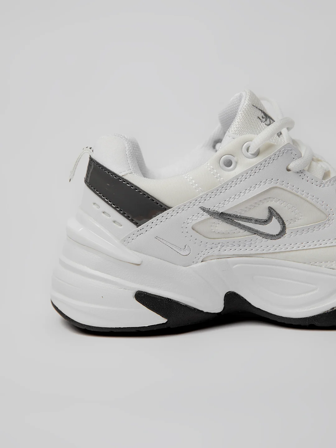 Белый женские кроссовки с логотипом Nike m2k tekno