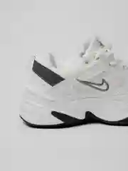 Белый женские кроссовки с логотипом Nike m2k tekno
