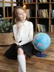 Молочный джемпер для девочки Утенок, школьный