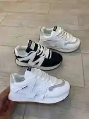 Женские кроссовки