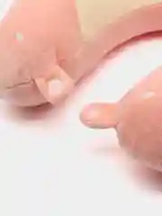 Пастельно-коралловый мягкая подушка для шеи с персонажами. Детская подушка на шею