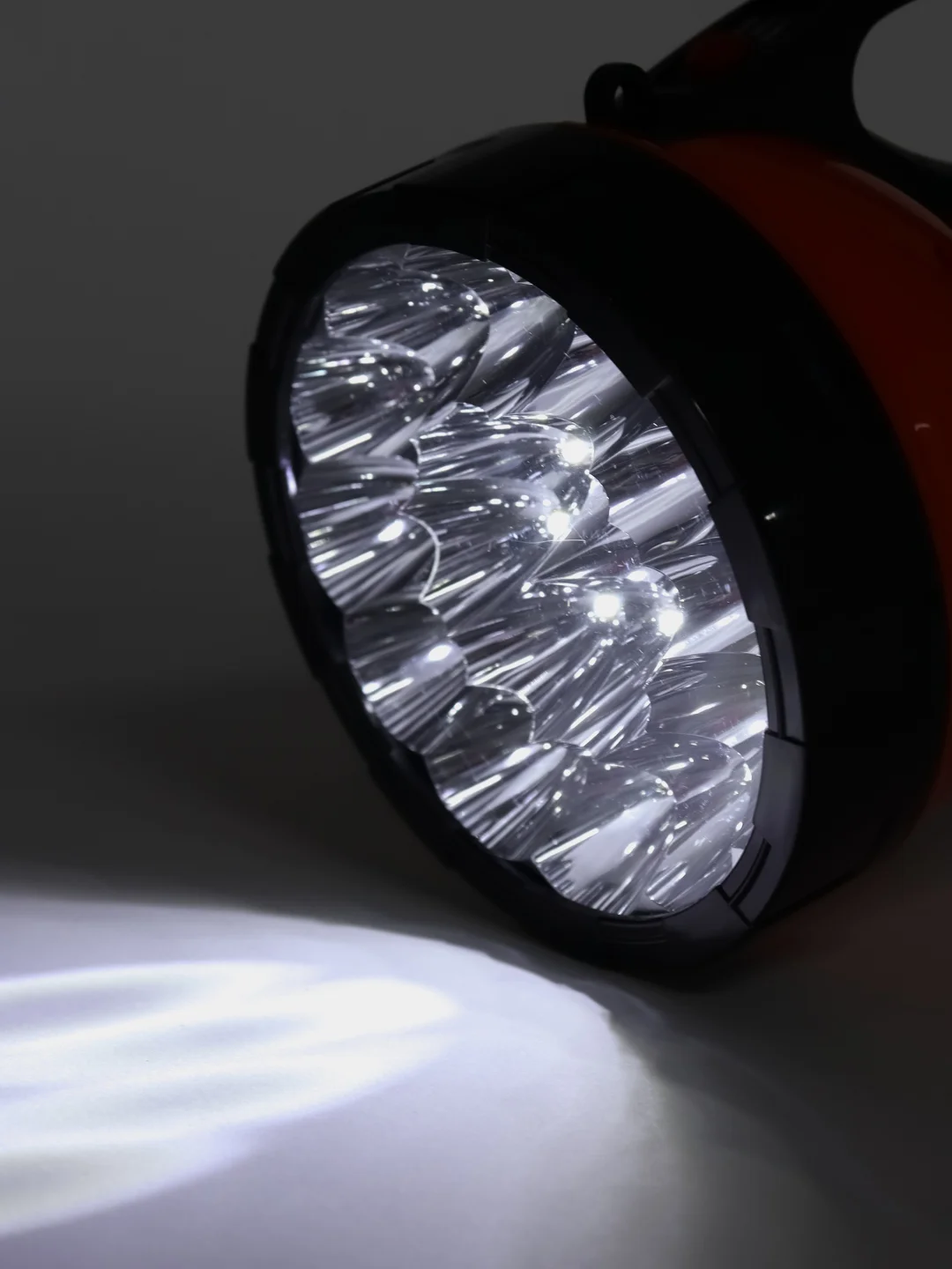 Фонарь-прожектор ЕРМАК, 18 LED, пластик, 3 x АА, 220В, 17 x 11 см