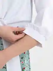Белый платье на бретелях и укороченная рубашка