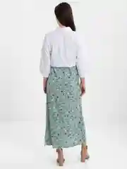 Белый платье на бретелях и укороченная рубашка
