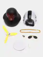 Черный утка игрушка в машину, уточка в машину в шлеме с пропеллером в очках