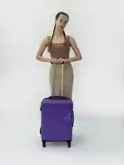 Фиолетовый чемодан на колесах, дорожный, пластиковый, размеры S, M, L