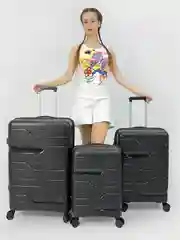 Черный чемодан на колесах, ударопрочный, из полипропилена