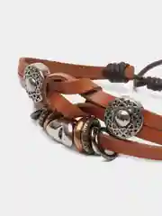 Кожаный браслет с декоративными элементами