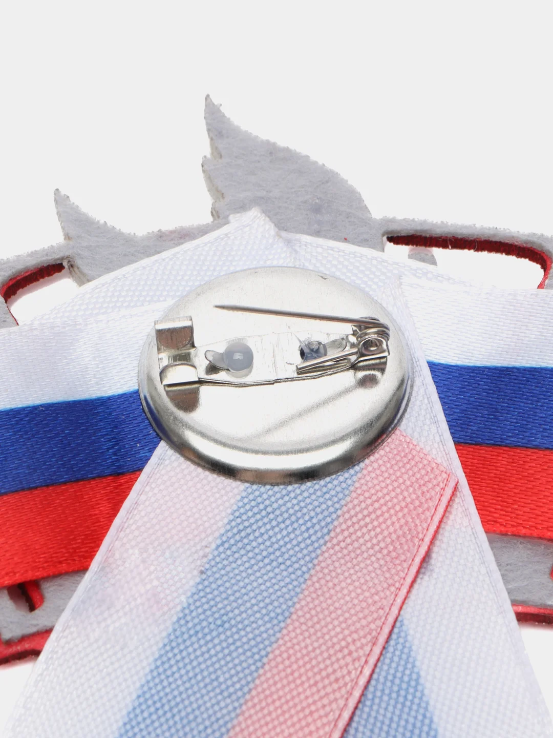 Белый брошь "Голубь мира"на 9 мая и день России, георгиевская лента
