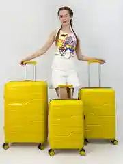 Желтый чемодан на колесах, ударопрочный, из полипропилена