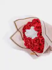 Алый букет роз из атласной ленты