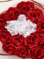 Алый букет роз из атласной ленты