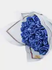 Синий букет роз из атласной ленты